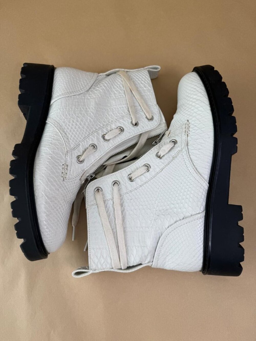 UGG Daren Boots Womens Size 11 White Snake Print Combat‎ Lug Sole